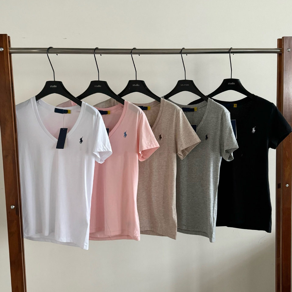 Áo thun nữ cotton tay ngắn cổ chữ V vai đứng thêu logo ngựa nhỏ, form rộng tôn dáng — Màu hồng, Màu trắng, Màu yến mạch, Xanh lá cây chi tiết 6