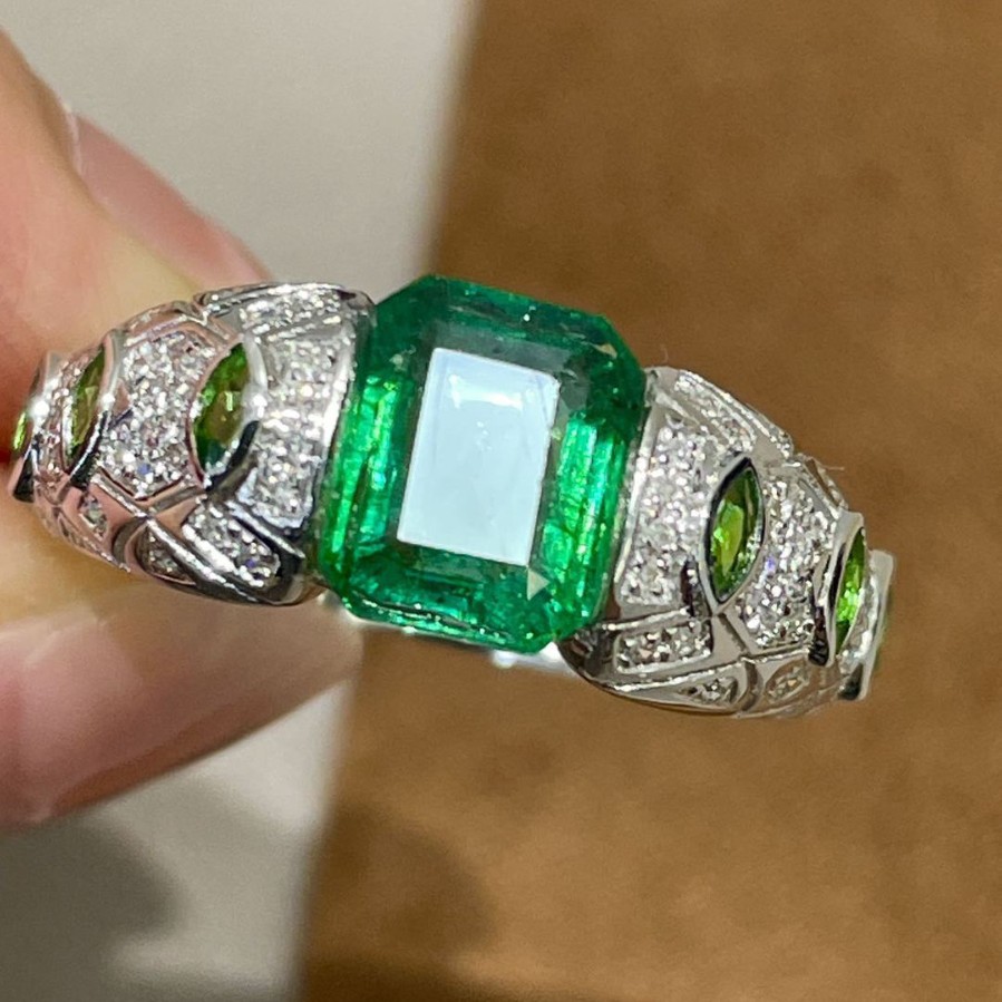 New product natural emerald ring main stone 1.7 carats vividgreen…