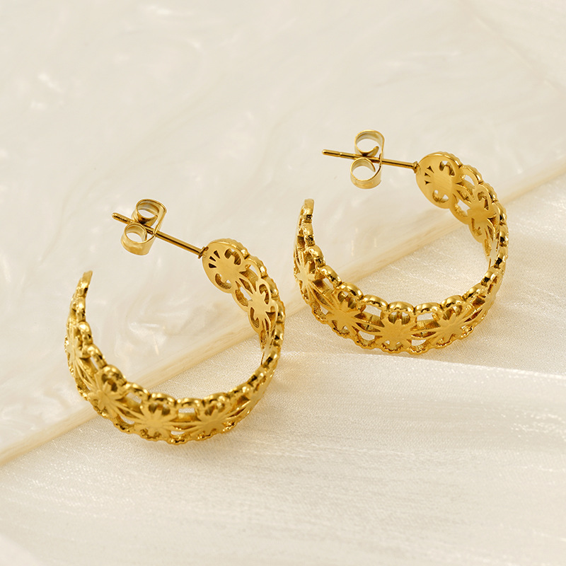 Pendientes de acero inoxidable con patrón hueco geométrico nuevo estilo de moda europea y americana, pendientes chapados en oro simples y versátiles