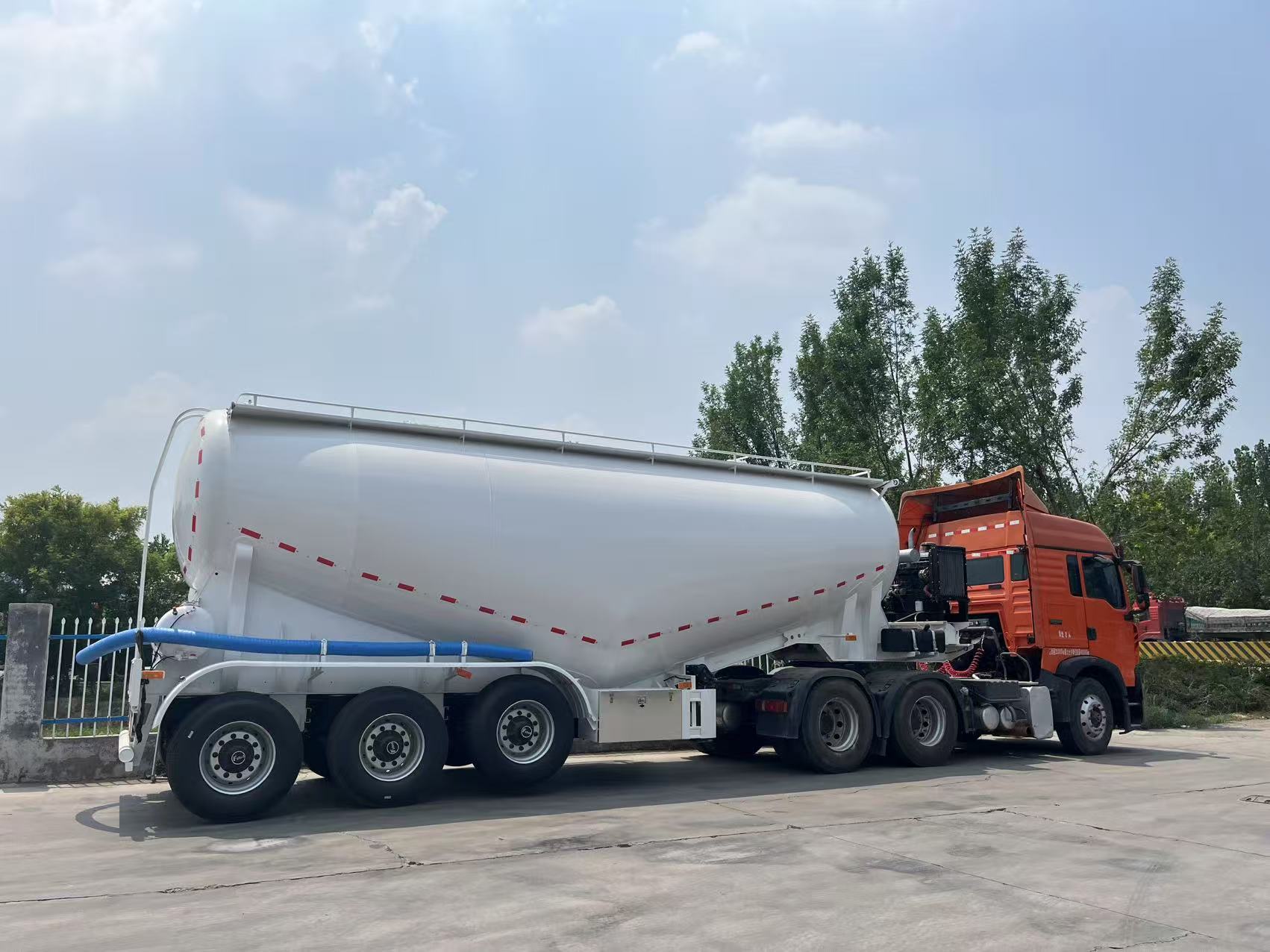 Selling 50 Cubic Meters of Bulk Cement Tanks, Dry Mixed Mortar Tanks, Powder Tank Trucks, Foreign Trade Export Cement Tank Trucks, Powder Tanks