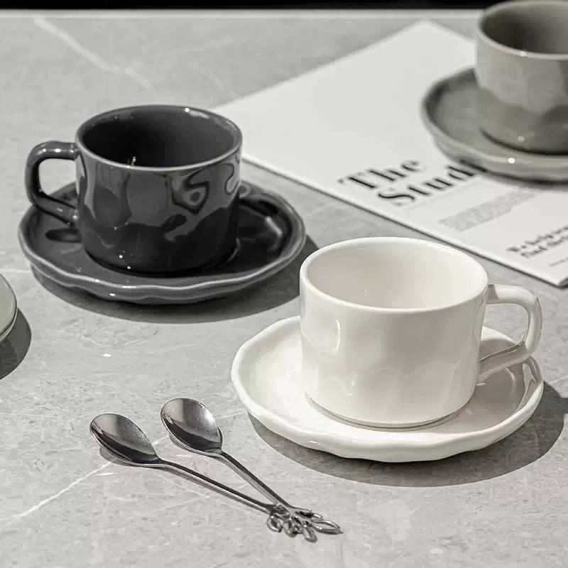 Taza de café de lujo ligero Juego de té de la tarde de estilo europeo exquisito de alta gama Juego de tazas y platos de cerámica de alta calidad para mujer