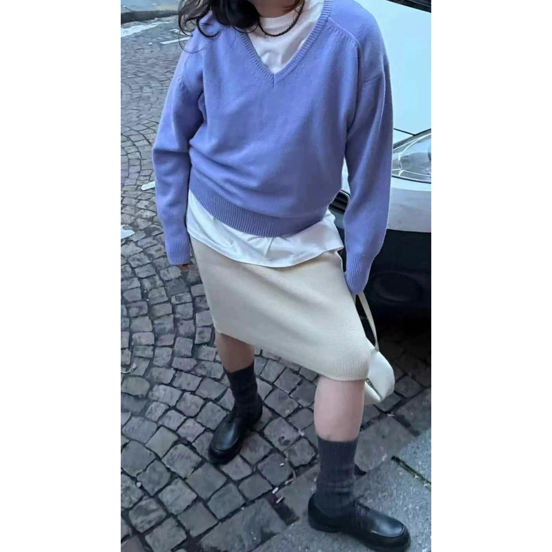 Now the New 2026 Spring Collection from Korean Designer Et*Os Features a Simple, High-Quality V-Neck Knitted Long-Sleeve Sweater Now the New 2026 Spring Collection from Korean Designer Et*Os Features a Simple, High-Quality V-Neck Knitted Long-Sleeve Sweater