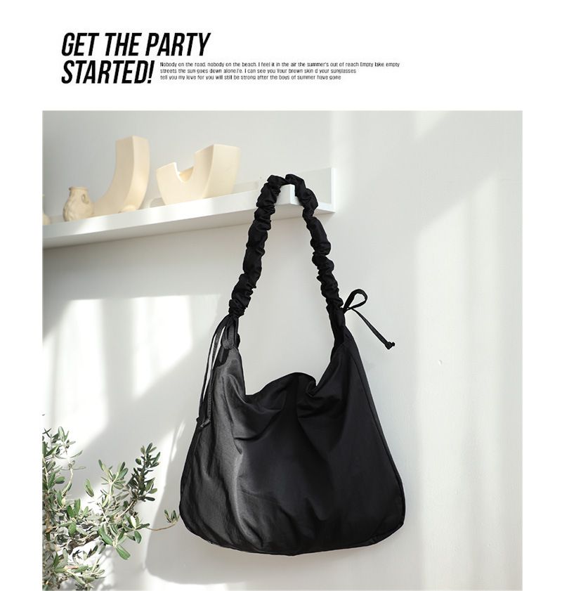 Women's Large Nylon Solid Color Basic Classic Style Zipper Crossbody Bag display picture 14