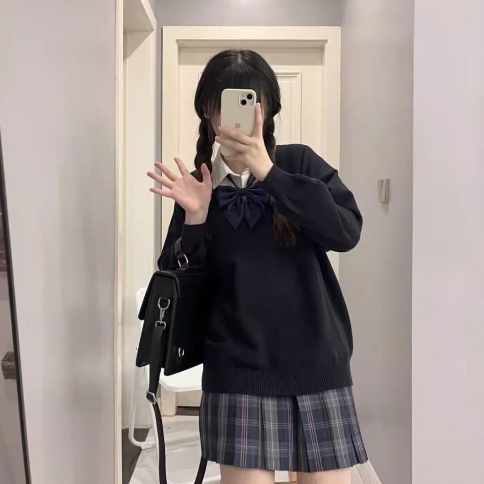 Escuela de vestir con camisa de punto de color sólido suéter de invierno y otoño plegado con chaqueta de manga larga de cuello en V JK tipo suelto