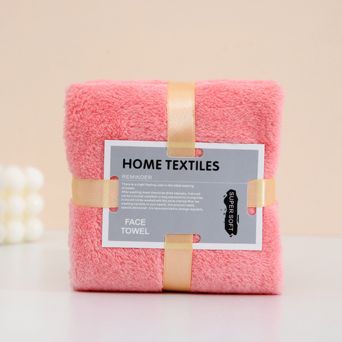 Wholesale coral velvet squares with cards and absorbent towels as souvenirs. Return gifts for weddings. Creative gifts for company celebrations.