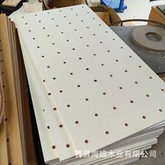 穴の板の物置棚の棚は穴の板の壁面の棚を収納します。