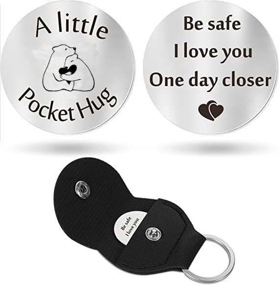 Un pequeño bolsillo abrazo llavero de cuero oblea de acero inoxidable de doble cara llavero de letras