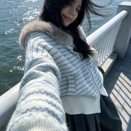 韩系甜酷白蓝条纹毛领连帽毛衣外套女秋冬慵懒风针织开衫上衣休闲