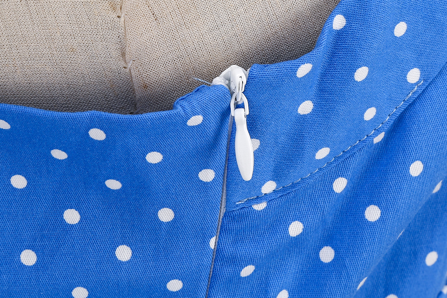 Robe vintage style Hepburn, taille haute cintrée, imprimée, col halter, dos nu, jupe ample_voghion.com