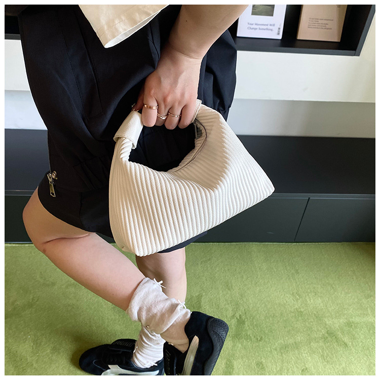 A niche hand-held pleated bag for women in the summer of 2025, a trendy and retro underarm bag, and a versatile Instagram single-shoulder crossbody bag undefined