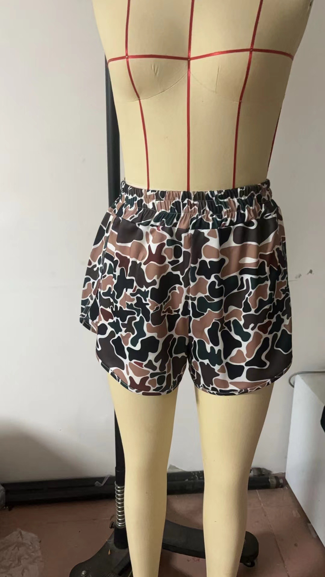 Printed 10-cloud brown shorts