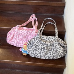 韓国のファッションブランドのミニのしわの雲の包みのファッションの百合の小銭のイヤホーンの包みの2024秋冬の装飾の包み
