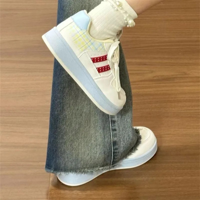 Zhao Lu Si con los zapatos de pan coreano de otoño 2025 nuevo campus universal zapatos blancos pequeños zapatos de skate casuales para mujeres