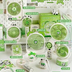 ファンの夏の新型の低音の軽い騒音のパンダのデスクトップの扇風機の家庭用の首の清涼なミニは扇風機を持ちます。