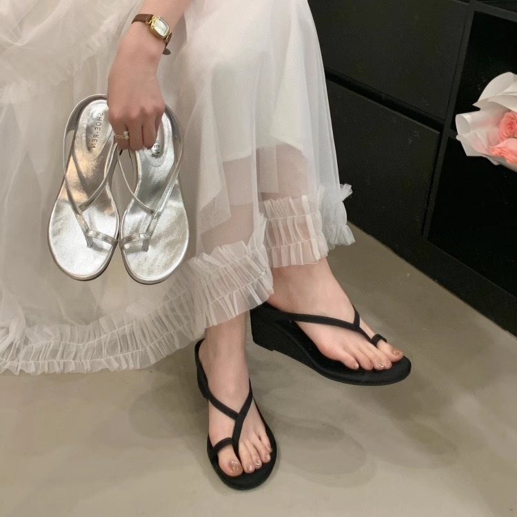 French-style Elegance And Beauty Silver Women's Summer Outdoor Flip-flops With Toe Separator, Height-increasing Wedge_voghion.com