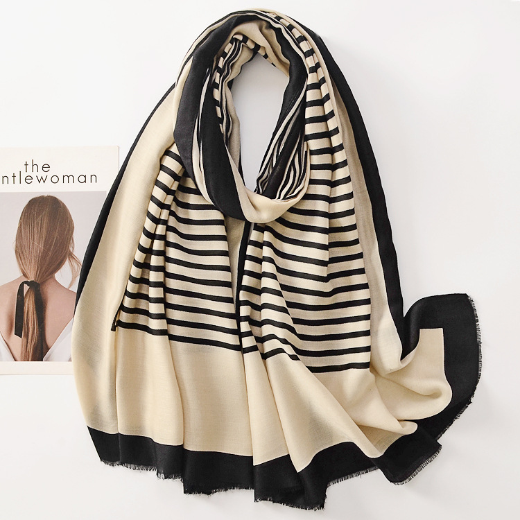 Estilo europeo y americano moda rayas impreso caliente protector solar bufanda deshilachado decorativo chal algodón y lino sensación suave bufanda para las mujeres