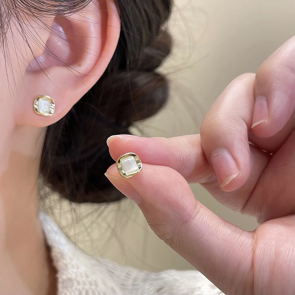 E713 고양이 눈 작은 귀걸이-금