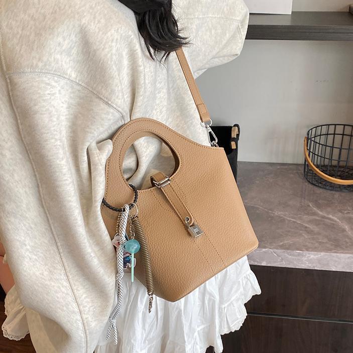 Comercio exterior explosivo bolso de cubo de mano 2025 nuevo estilo de moda universal bolso de hombro de nicho diseño de alta sensación bolso de mochila