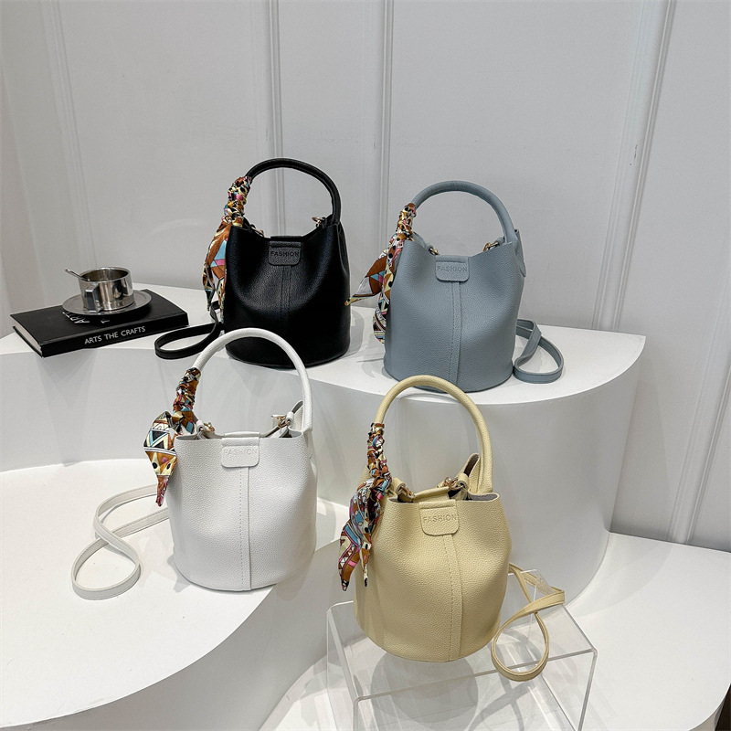 Bolso de moda de verano 2025 nuevo estilo francés pequeño bolso de mensajero de un solo hombro estilo caliente bolso de cubo bolso femenino