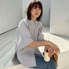 春夏の薄手日本の小衆レトロなデザインの松本恵奈半袖のストライプのシャツの経典の襟の上着