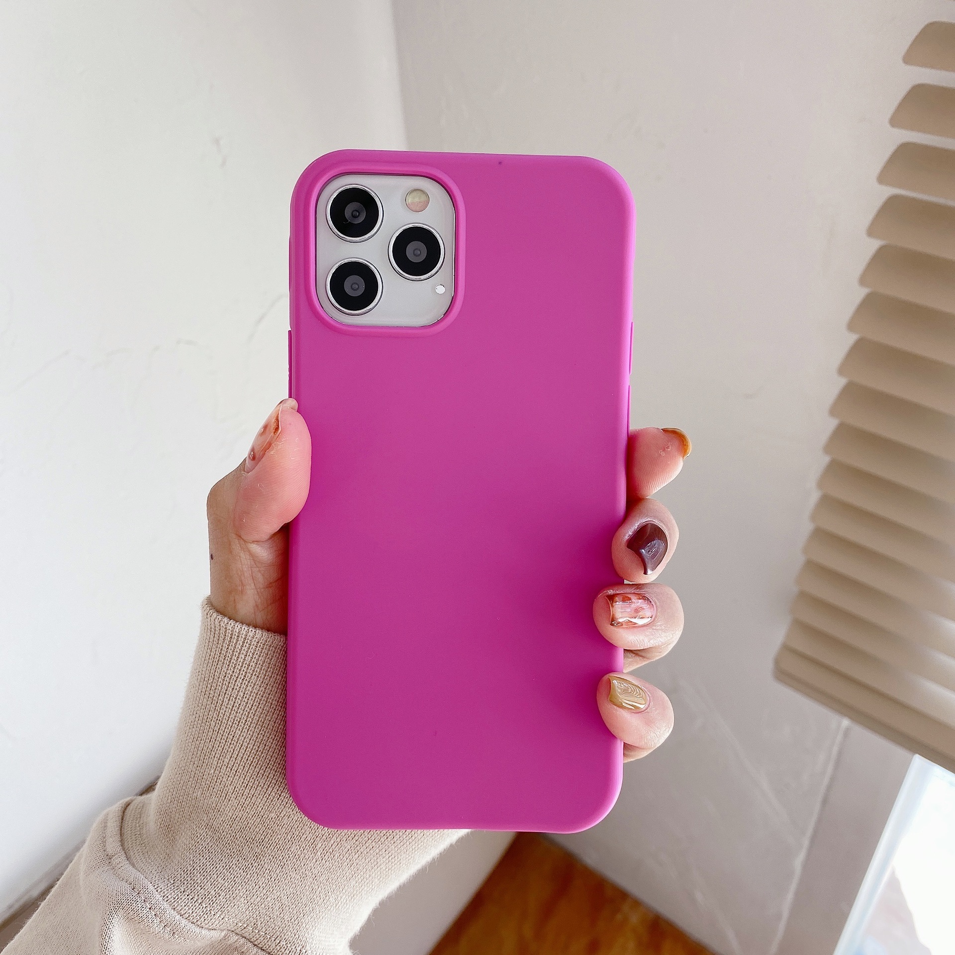 Aplicable a la carcasa del teléfono móvil de Apple X carcasa simple a prueba de caídas de gran agujero 16promax color caramelo que se siente agradable para la piel funda suave de silicona