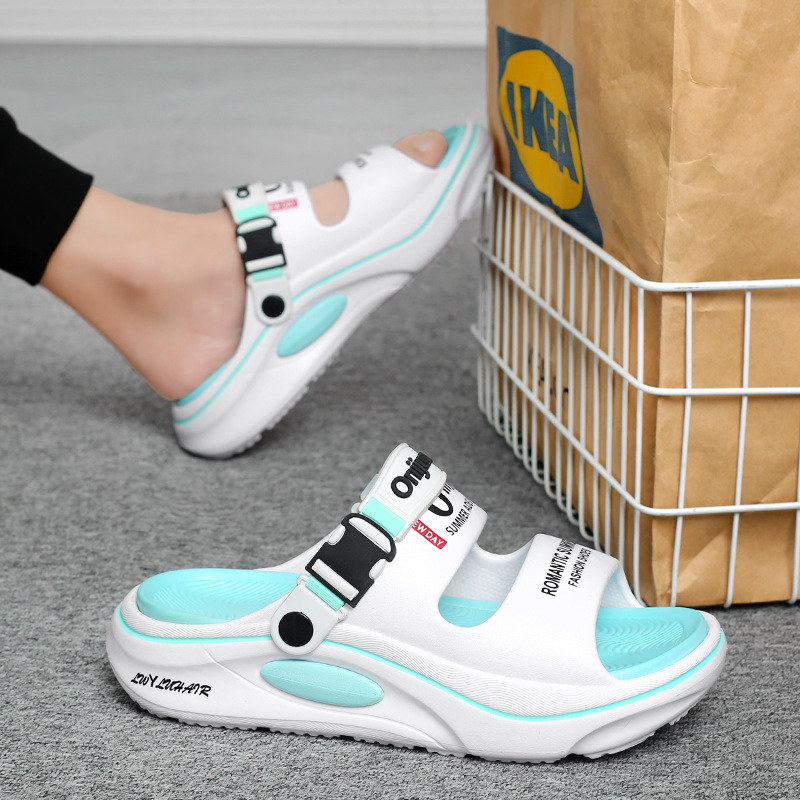 Pantuflas pareja de verano 2025 nuevo estilo casual de dos manos junto al mar vadeo ligero de suela gruesa para pisar las chanclas para hombres