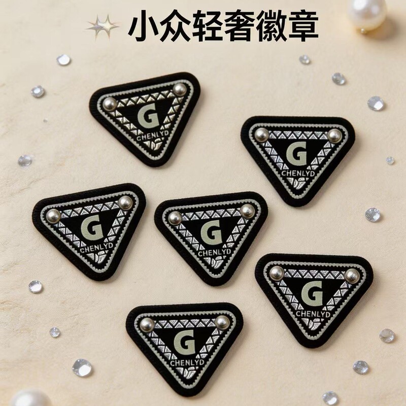New Fashion Trendy Hardware Leather Labels with Lettered Inverted Triangle Icons, Clothing Accessories, Luggage Accessories, Trademark Accessories New Fashion Trendy Hardware Leather Labels with Lettered Inverted Triangle Icons, Clothing Accessories, Luggage Accessories, Trademark Accessories