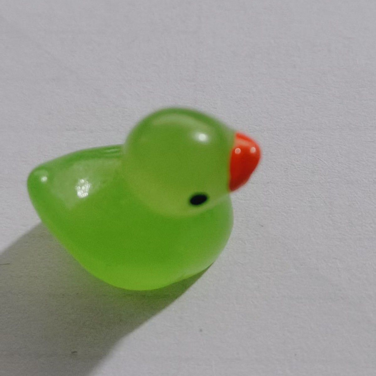 Mini patito luminoso Adornos de animales pequeños de colores para niños Diy Colgante de resina Llavero de recuerdo hecho a mano