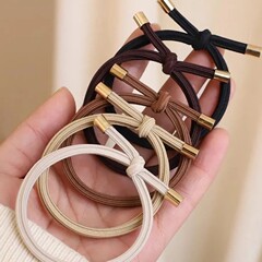 夏の女の子のウサギの耳の夏の波はかわいいです。