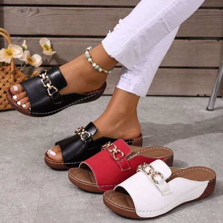 Женские тапочки на танкетке с толстой подошвой, новинка 2025 года, большие размеры, повседневная мода, простые сандалии с открытым носком и металлической пряжкой