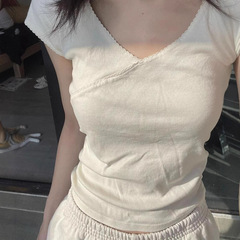 日本系純欲ギャル白いvネックの肩の半袖tシャツの女性の夏の修身の小さい小柄な飛袖の短い上着