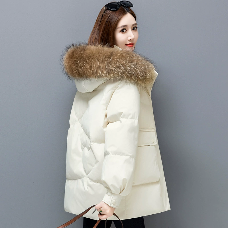 Женская зимняя куртка средней длины с большим меховым воротником, новая модель 2025 года, на белом утином пуху, утолщенная, теплая, свободного кроя, стройнящая фигуру.