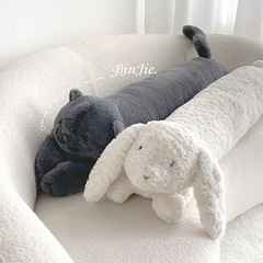 長い抱き枕の女の子が寝ている専用の青い猫の人形がかわいいウサギは足を挟んで人形のぬいぐるみのソファーを洗って枕を抱きます。