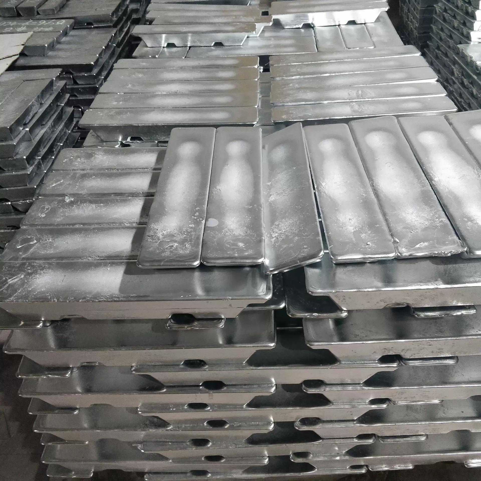 东莞厂家批发甩模镁锌合金材料 工艺品饰品配件甩铸专用镉锌合金