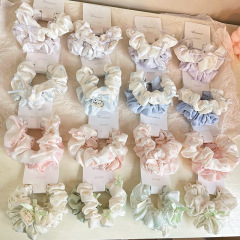 春夏の新型の髪飾りの卸売りの女子学生の小さい清新な花の格子のストライプの組み合わせの1対のカードの大きい腸の輪の馬尾の輪