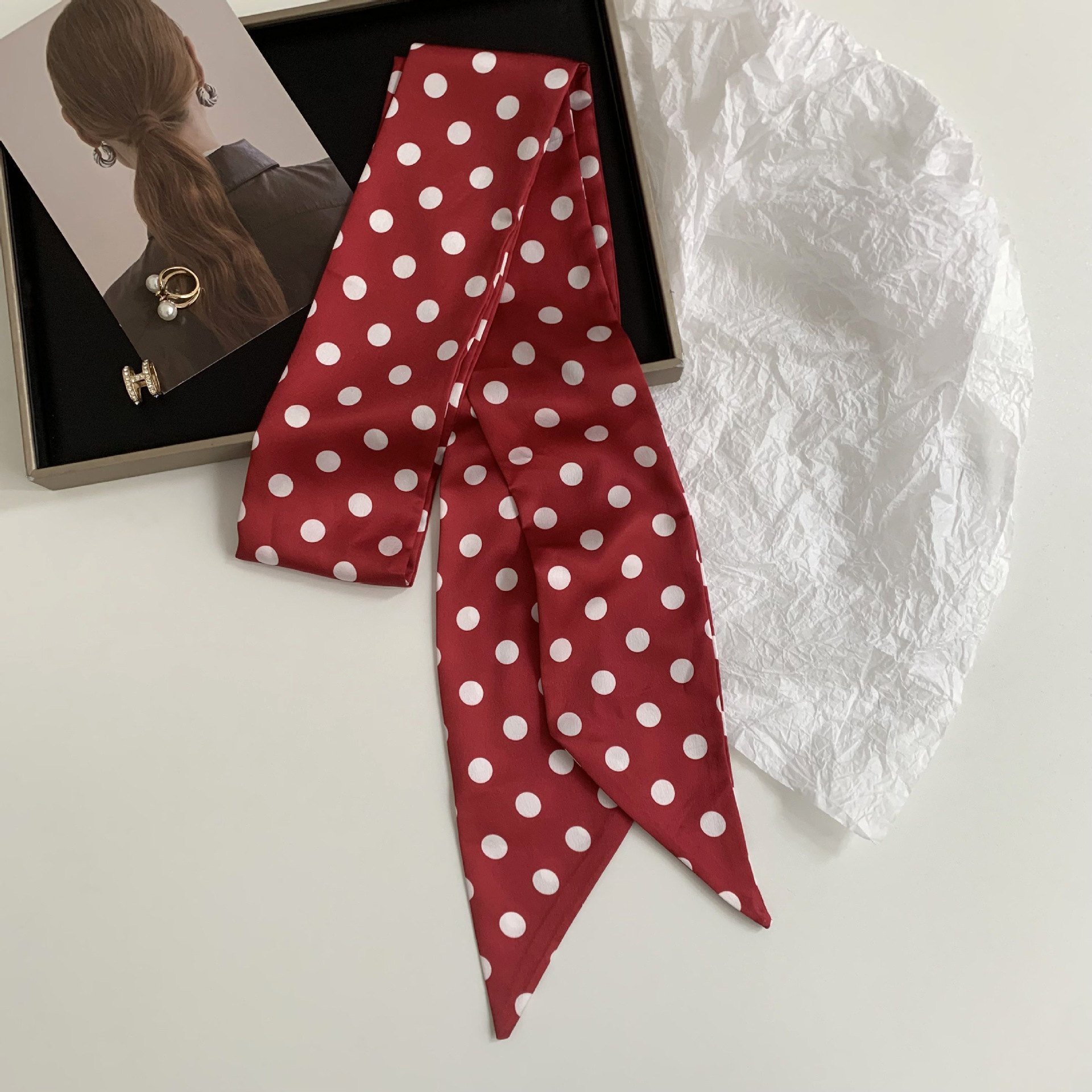 Versión coreana de la bufanda de seda de imitación con lunares decorativos de todo fósforo