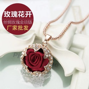Autumn and Winter Rose Pendant Alloy Necklace for Women, Sweater Chain, Long Accessory, Trendy and Versatile