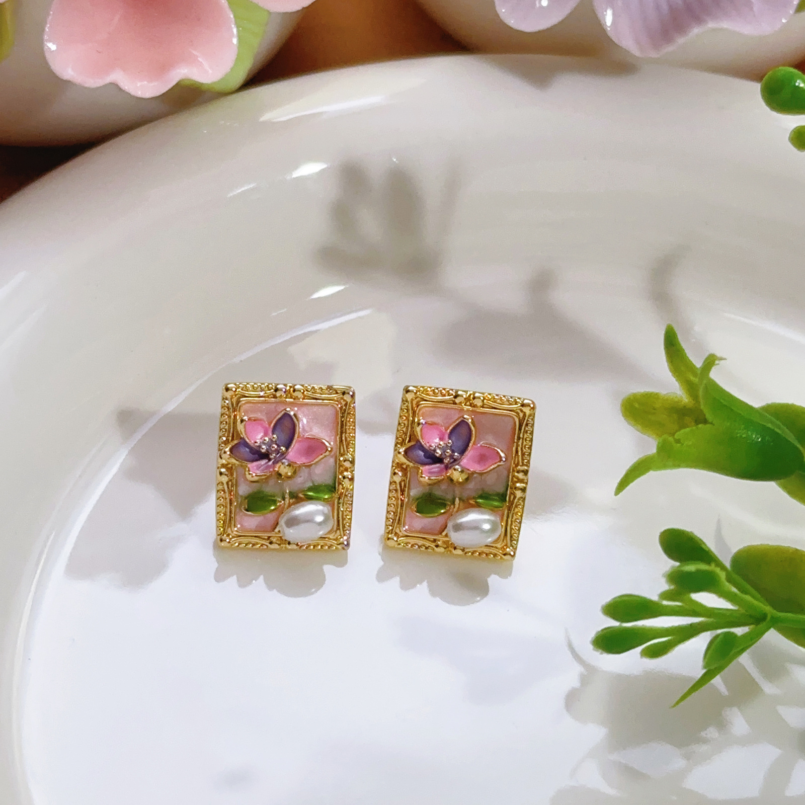 Pendientes de perlas Zhuji, temperamento blanco francés, pendientes antiguos, desplazamientos diarios, lujo ligero, joyería de orejas de alta gama al por mayor