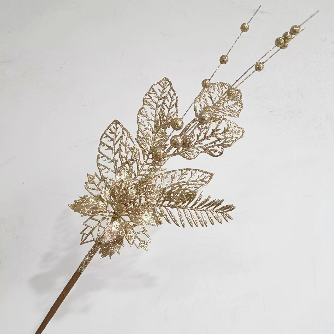 Decoración de árbol de Navidad con flores de polvo dorado, suministros para crear ambiente festivo, ramas simuladas, decoraciones de bayas, lirio de polvo dorado.