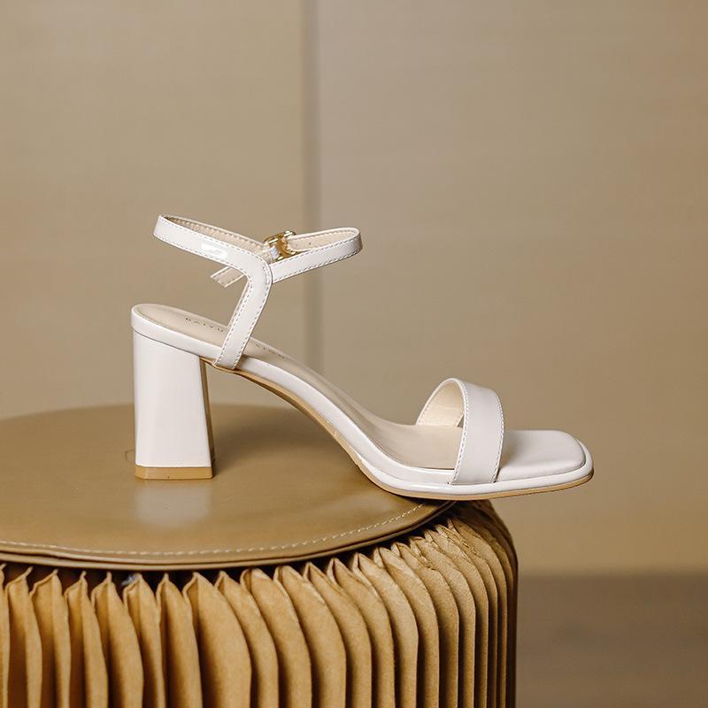 Sandalias de punta abierta para mujer con tacón grueso 2025 verano de alta gama estilo hada con falda beige con tacones altos