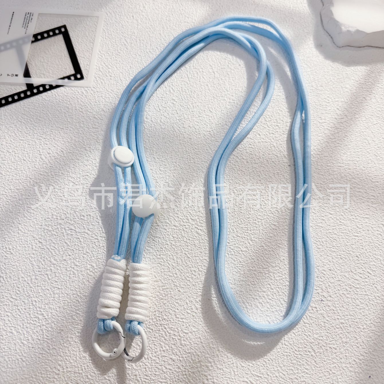 編みカバンのストラップの螺旋の結び紐のiuは鍵のボタンのネットの赤い色の結びの縄の装飾の部品を結びます。