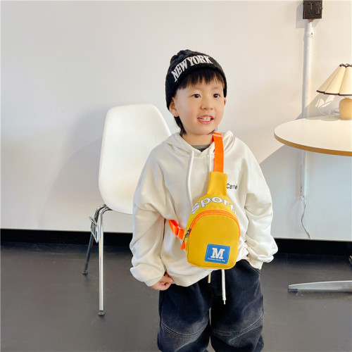 Children's fashionable small chest bag, trendy and cool boy's letter shoulder bag, personalized baby coin purse, child's outing crossbody bag