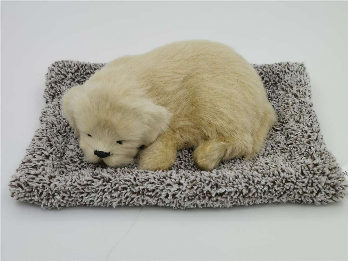 Un gran labrador con un perro gris