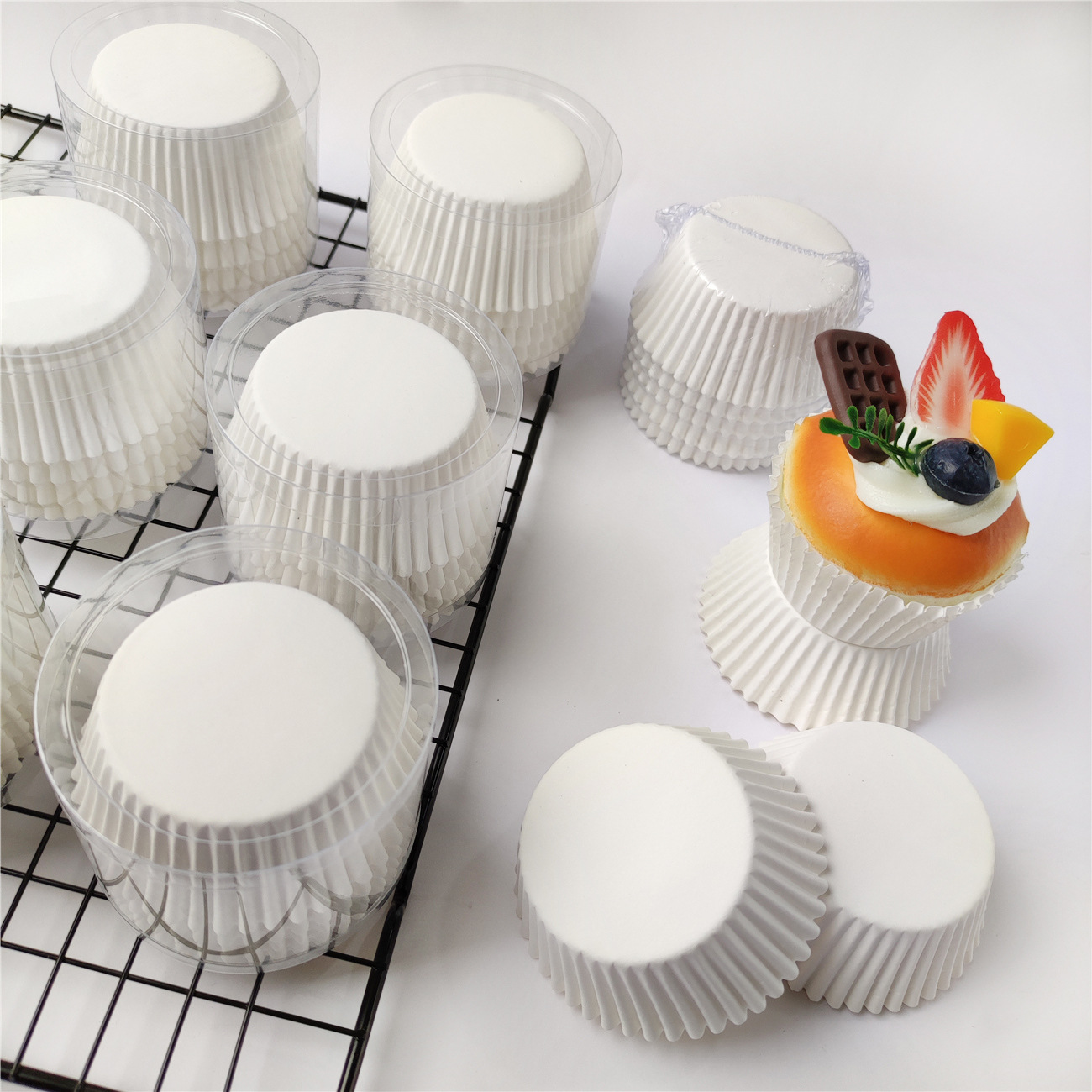 Fábrica directa al por mayor 100% taza de papel de pastel blanco puro 100 barril de papel de horneado resistente a altas temperaturas papel de pastel a prueba de aceite