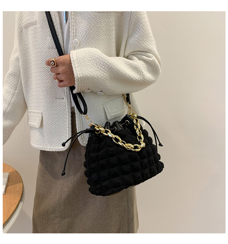 2021 Autumn New French Niche Design Messenger Bag Fashion Thick Chain Bucket Bag display picture 7