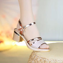 真软皮女士外穿露趾防滑2025夏季新款时尚百搭中跟一字扣凉鞋女鞋