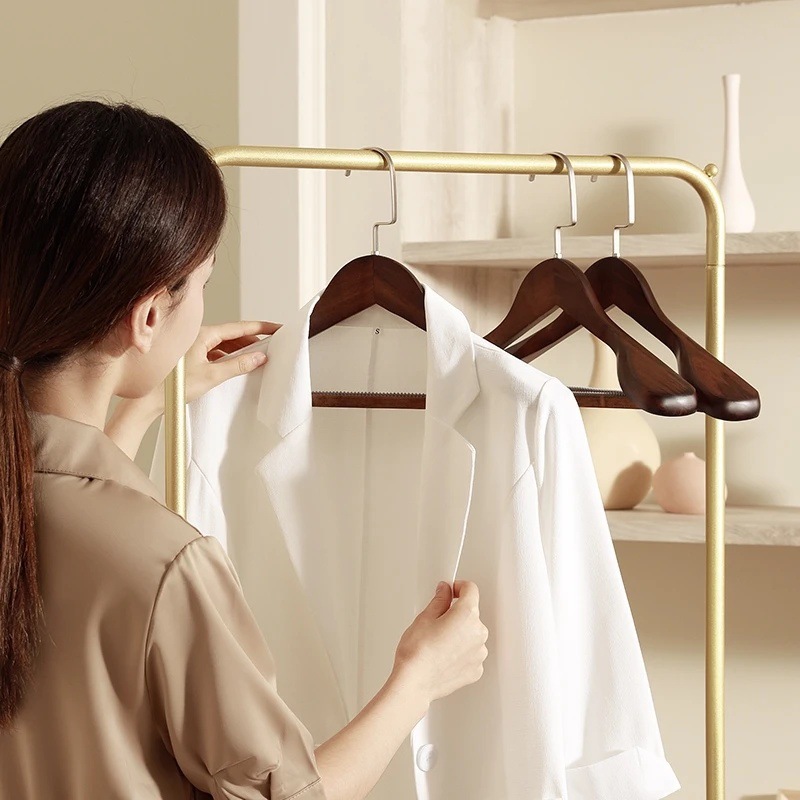 Tendedero de madera maciza sin costuras a prueba de hombros, traje de hombro ancho, tienda de ropa para adultos antideslizante, estante para ropa de madera del hotel