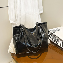 大容量纯色通勤包包女式2025新款婚包结婚新娘包感单肩托特包