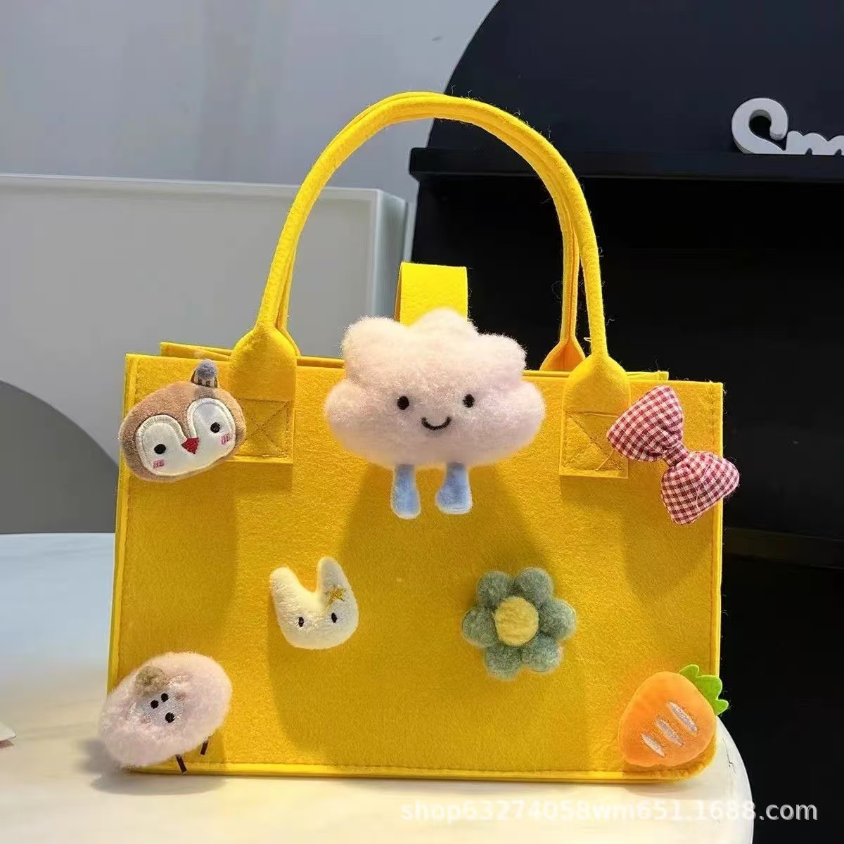 Fabricantes al por mayor en línea sobre rojo bolso de fieltro bolso de mano regalo de dibujos animados bolso de fieltro promoción de apertura bolso de regalo almacenamiento