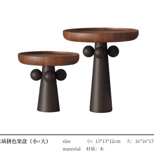 Un par de platos de madera